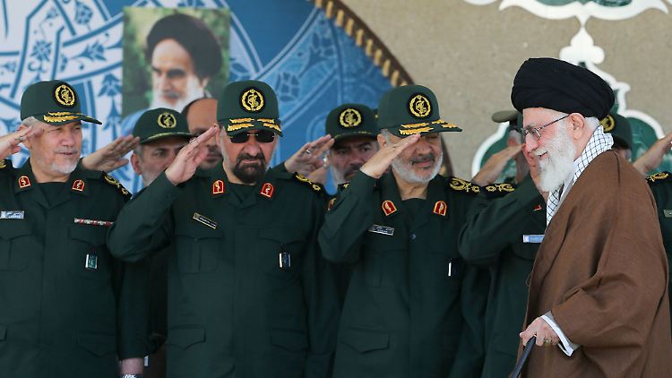 Der Chef der Revolutionsgarden, Hussein Salami (2. von rechts), starb bei Israels Angriffen auf den Iran. Andere Generäle bekamen offenbar einen Telefonanruf mit dem Hinweis, auch sie stünden auf der Liste.
