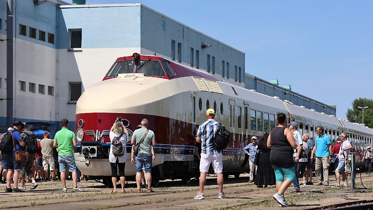 Der neu restaurierte SVT Görlitz auf dem Werksgelände der Verkehrs Industrie Systeme GmbH in Halberstadt.