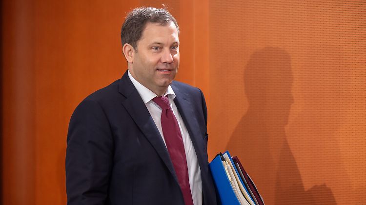 Finanzminister Klingbeil bringt seinen Haushaltsentwurf erfolgreich durchs Kabinett. 