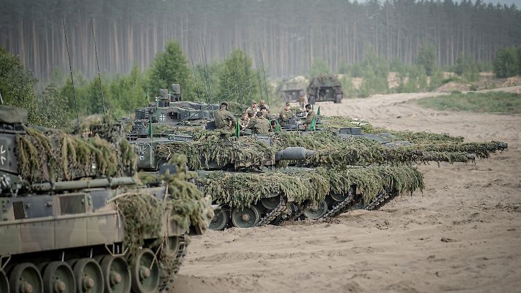 Stehen vor massiven Herausforderungen: Soldaten der Bundeswehr, hier auf dem Leopard 2 Panzer bei einer Nato-Übung.
