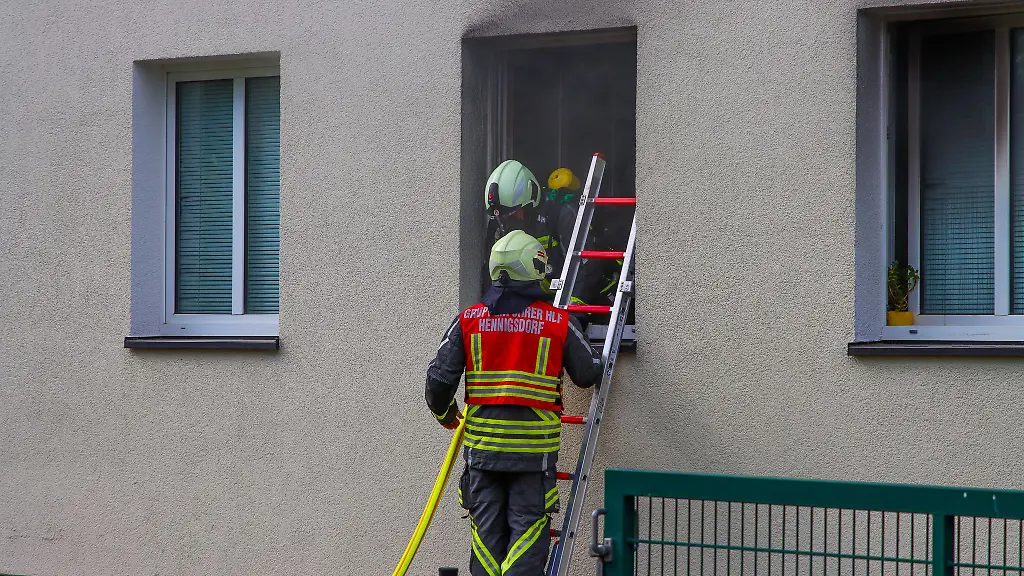 Die-Feuerwehr-loescht-eineen-Brand-in-der-ersten-Etage-eines-Internats-in-Hennigsdorf-Landkreis-Oberhavel