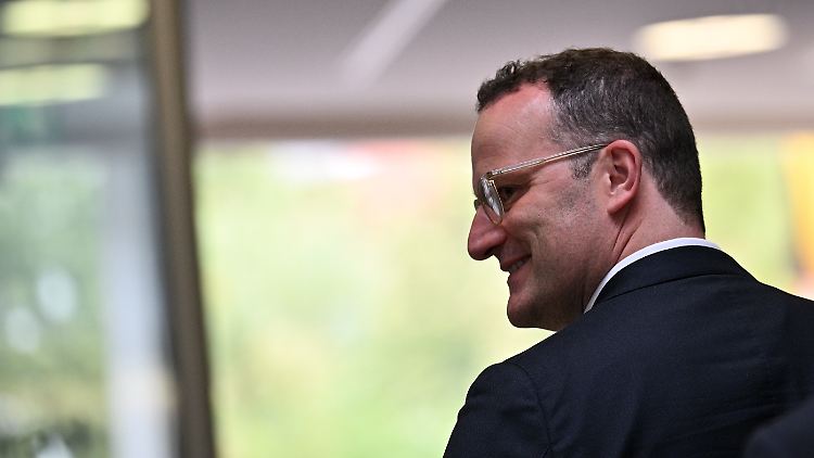 Jens Spahn sieht sich zu Unrecht kritisiert. Nicht alles sei fehlerfrei gelaufen. Aber es war Krise.