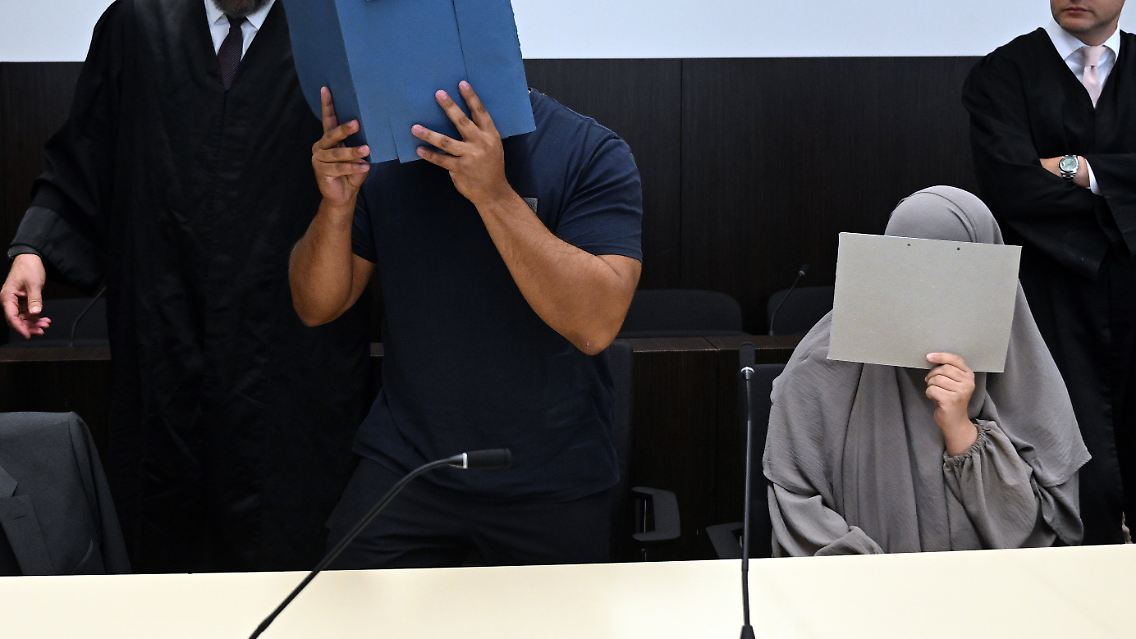 Und dann auch noch Sozialleistungen vom Jobcenter bezogen ... erbärmlich. Wegen Sozialleistungsbetrugs läuft noch ein gesondertes Verfahren gegen "Abdelhamid".