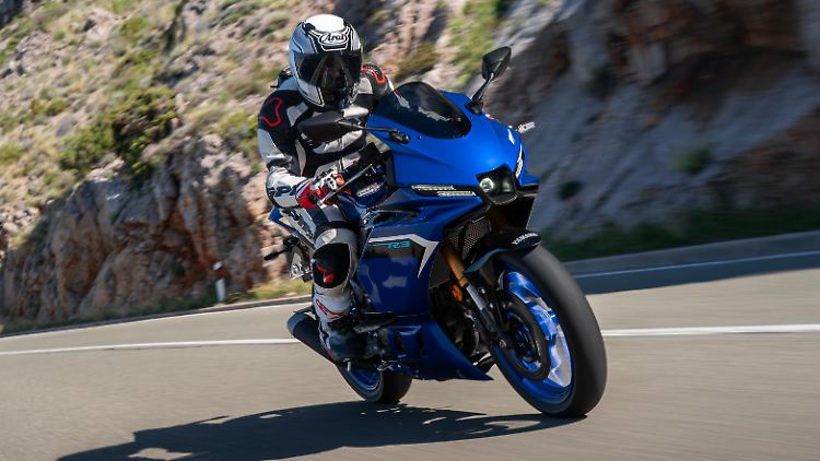 Die aufgefrischte Yamaha R3 ist ab sofort im Handel.