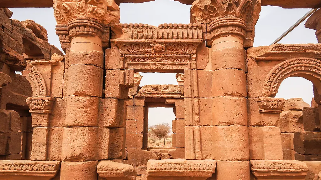 Blick-durch-den-sogenannten-roemischen-Kiosk-auf-der-Gelaende-der-Welterbestaette-der-Tempel-von-Naga