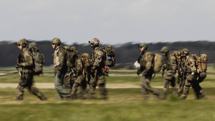 "Nach jahrzehntelanger Vernachlässigung der Bundeswehr sind gefährliche Sicherheitslücken entstanden", sagt Pistorius.