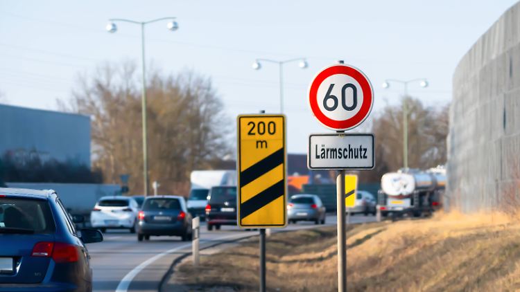 Auch die Reduzierung der Geschwindigkeiten auf Straßen, wie hier in Augsburg, kann zum Lärmschutz beitragen. 