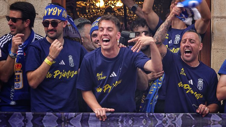 Santi Cazorla (rechts) ist bei Real Oviedo zur Legende geworden.
