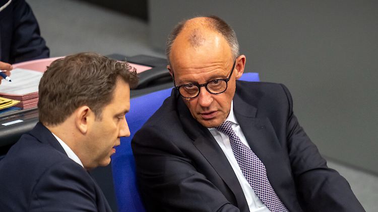 Merz und Klingbeil auf der Regierungsbank - seine Regierungserklärung hielt Merz in ruhigem, sachlichen Ton. 