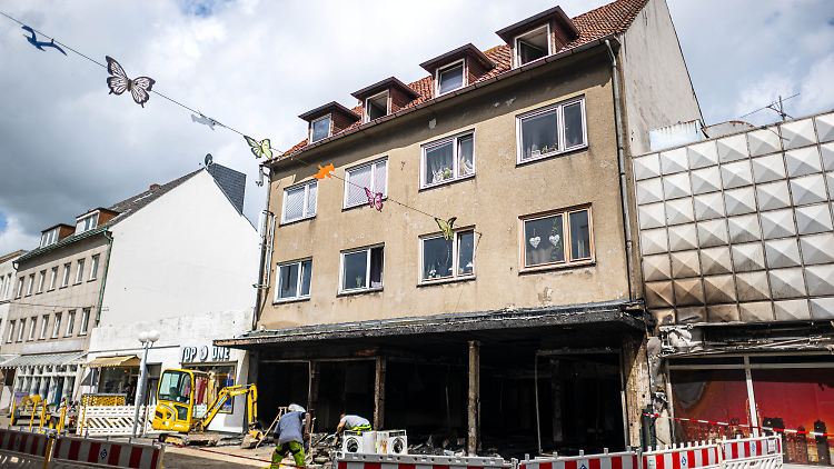 Das Mehrfamilienhaus ist nach dem Brand unbewohnbar.