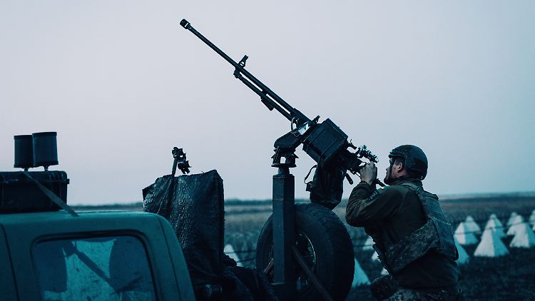 Mobile Trupps der ukrainischen Luftabwehr halten nach russischen Drohnen Ausschau.  