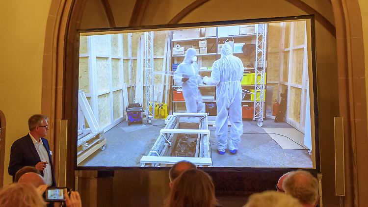 Auf einer Pressekonferenz wurde Einblick in die Arbeit der Archäologen gegeben, die das Grab Otto des Großen untersuchen.
