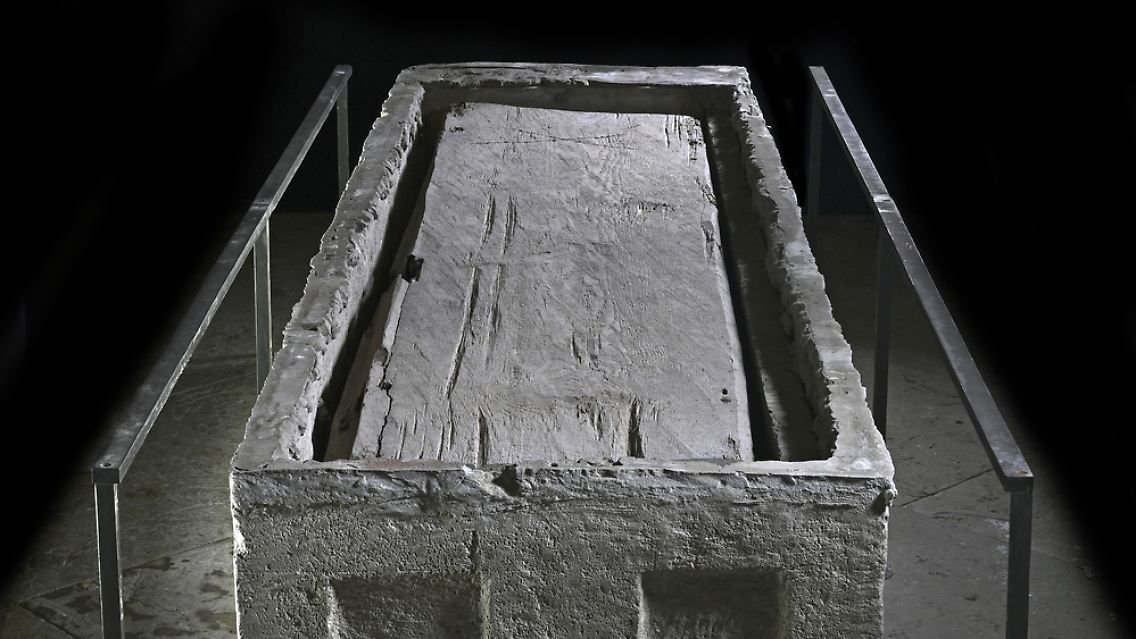 Der Holzsarg ist im Sarkophag nach der Abnahme der Marmordeckplatte zu sehen.