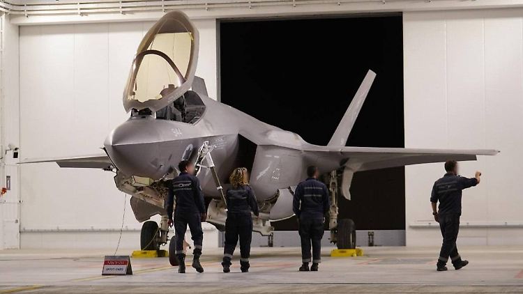 Das Foto der israelischen Armee zeigt Militärangehörige bei der Vorbereitung von Luftangriffen auf den Iran.