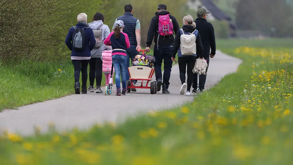 Menschen-ziehen-einen-Bollerwagen