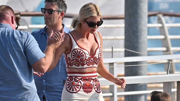 Ivanka Trump besteigt ein Wassertaxi.