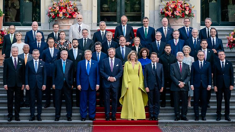 Die Königin trägt Gelb, der Rest bevorzugt Anzug, bis auf den ukrainischen Präsidenten Selenskyj. 