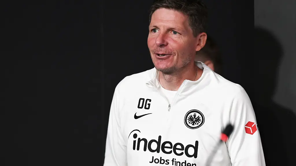 Oliver-Glasner-kommt-zur-Pressekonferenz-von-Eintracht-Frankfurt