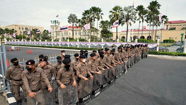 Thailändische Polizisten schützen das Regierungsgebäude vor Demonstranten. 