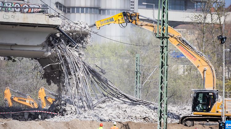 Im April muss eine marode Brücke der A100 in Berlin abgerissen werden.