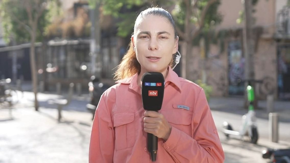 Raschel Blufarb.jpg