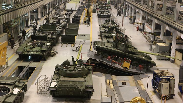 T-72B3-Panzer bei der Montage im russischen Werk Uralwagonsawod.