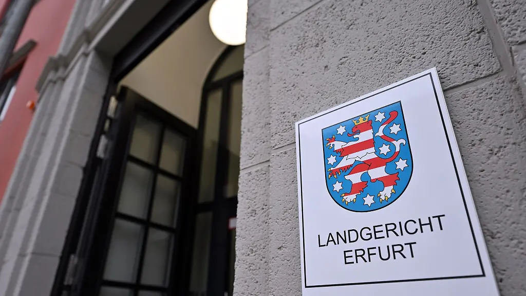 Ein-Schild-weist-am-Eingang-auf-das-Landgericht-Erfurt-hin