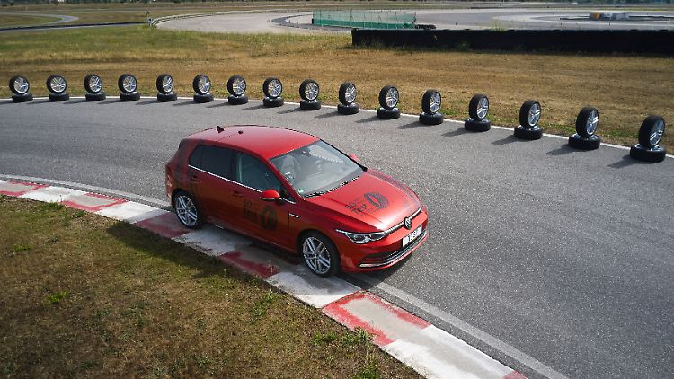 Der ADAC hat 16 Ganzjahresreifen getestet - mit sehr durchwachsenem Ergebnis.