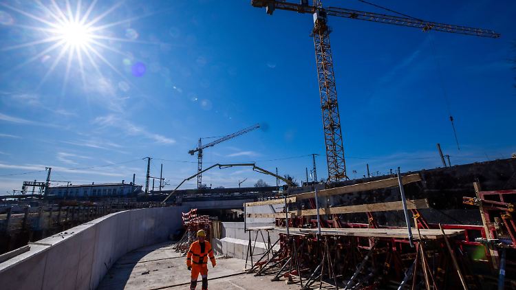 Jahrzehntelang wurde die Infrastruktur vernachlässigt - weshalb die Bahn nun massiv sanieren muss.