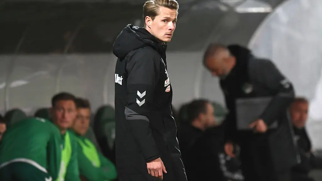 Luebecks-Trainer-Lukas-Pfeiffer-verfolgt-das-Spiel