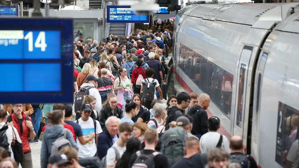 Zahlreiche-Reisende-sind-auf-vollen-Bahnsteigen-unterwegs