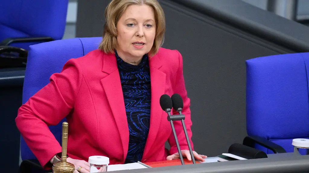 Bundestagspraesidentin-Baerbel-Bas-SPD-spricht-im-Deutschen-Bundestag