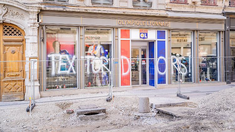 Die Aufschrift "Textor dehors" ("Textor raus") steht an einem Fanshop.