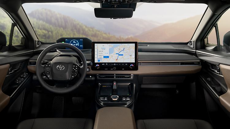 Digital Natives kommen im neuesten Stromer-Kombi aus dem Hause Toyota ganz gut zurecht dank zwei üppiger Screens.