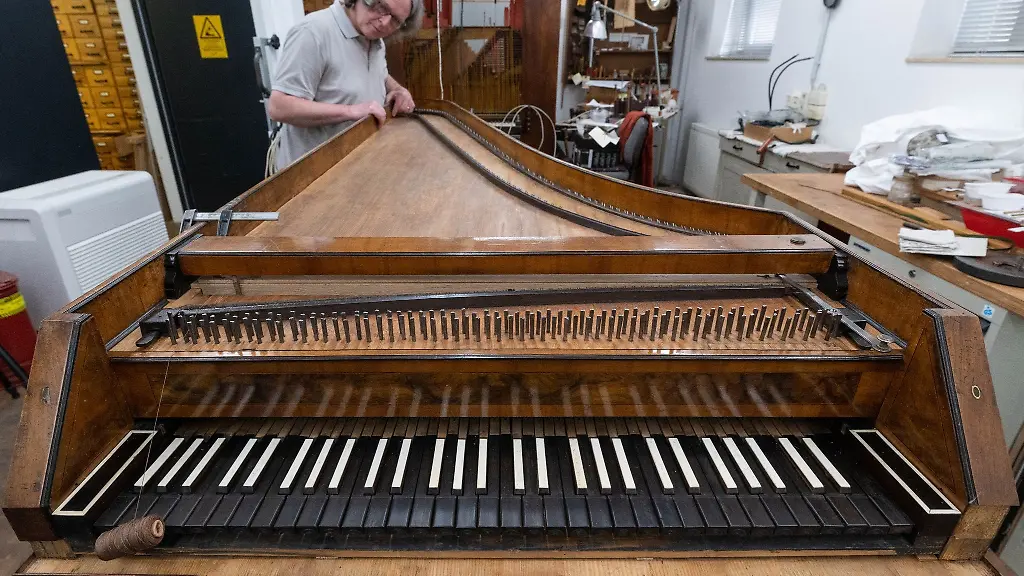 Roland-Hentzschel-vom-Restaurierungsatelier-im-Haendel-Haus-in-Halle-Saale-begutachtet-einen-Tangentenfluegel