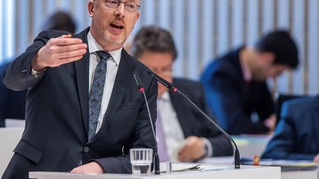 Christian-Pegel-SPD-der-Innenminister-von-Mecklenburg-Vorpommern-spricht-im-Landtag