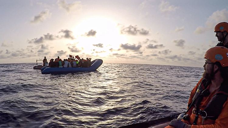 "Wir füllen seit zehn Jahren die Lücke auf dem Mittelmeer, die eigentlich von europäischen Staaten - und somit auch von Deutschland - geschlossen werden müsste", so der Sea-Eye-Vorsitzende Gorden Isler.