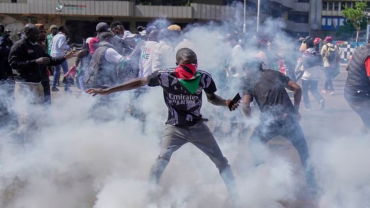 "Wir kämpfen für die Rechte unserer jugendlichen Altersgenossen und Kenianer und für die Menschen, die seit dem 25. Juni gestorben sind", sagte ein Demonstrant der Nachrichtenagentur Reuters in Nairobi. "Wir wollen Gerechtigkeit." 