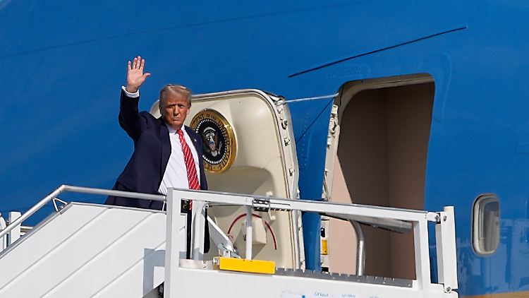 Trump beim Abflug vom Nato-Gipfel in Den Haag. An Bord der Präsidentenmaschine wendet er sich wieder innenpolitischen Themen zu. 