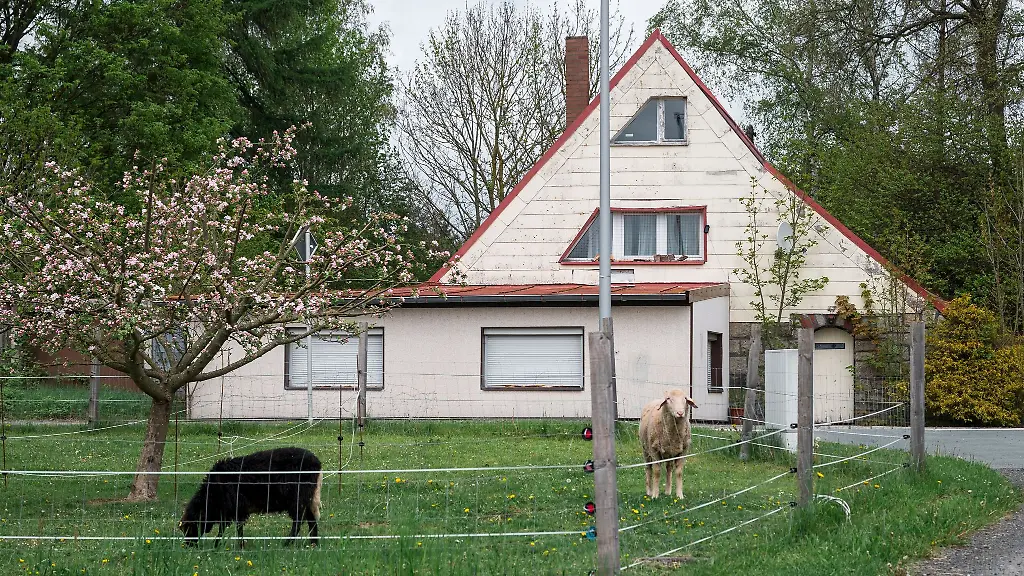 Blick-auf-das-vom-Freistaat-Bayern-beschlagnahmte-Haus