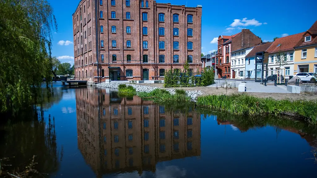 Die-neue-Kulturmuehle-spiegelt-sich-im-Wasser-eines-Nebenarms-der-Elde