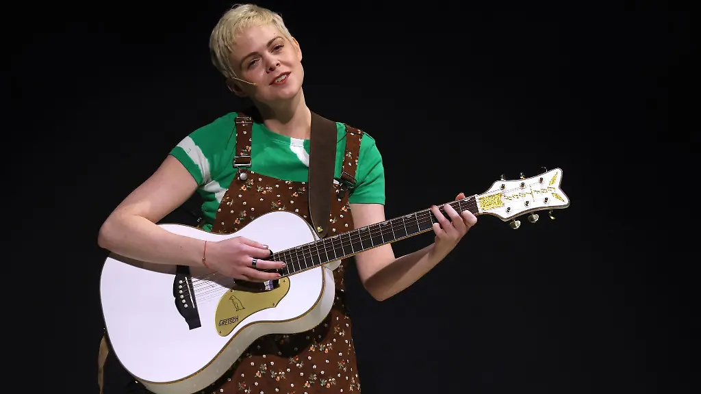 Jennifer-Siemann-als-Nina-spielt-auf-der-Buehne-des-Festspielhauses