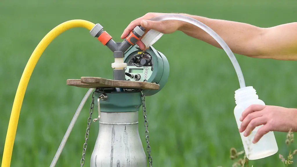 Ein-Mitarbeiter-des-Wasserwirtschaftsamts-Muenchen-entnimmt-an-einer-Grundwassermessstelle-eine-Wasserprobe