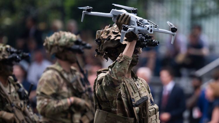Ein US-Soldat mit einer FPV-Drohne bei der großen Militärparade in Washington Mitte Juni.