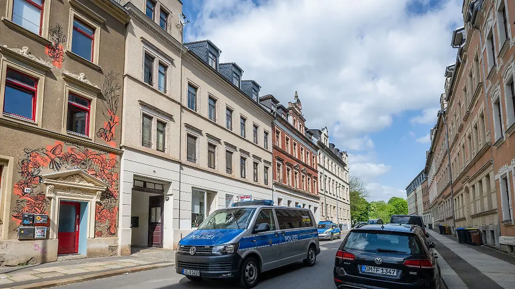 Ein-Polizeifahrzeug-kommt-in-der-Kanalstrasse-im-Stadtteil-Schlosschemnitz-an
