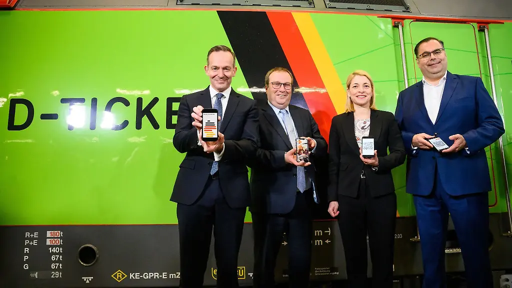 Volker-Wissing-l-FDP-Bundesminister-fuer-Verkehr-und-Digitales-steht-zusammen-mit-Oliver-Krischer-l-r-Buendnis-90-Die-Gruenen-Minister-fuer-Umwelt-Naturschutz-und-Verkehr-des-Landes-Nordrhein-Westfalen-Evelyn-Palla-Vorstaendin-Regionalverkehr-Deutsche-Bahn-AG-und-Ingo-Wortmann-Praesident-des-Verbandes-Deutscher-Verkehrsunternehmen-Ende-April-anlaesslich-einer-Pressekonferenz-zum-Deutschland-Ticket-im-Berliner-Hauptbahnhof