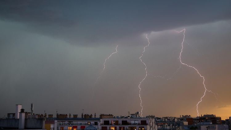 In Paris sackte die Temperatur binnen Minuten um zehn Grad ab.