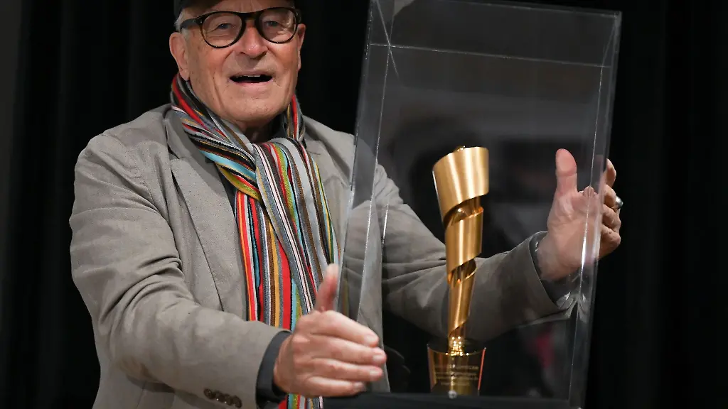 Filmregisseur-Volker-Schloendorff-stellt-den-Lola-Ehrenpreis-2023-in-der-Ausstellung-Volker-Schloendorff