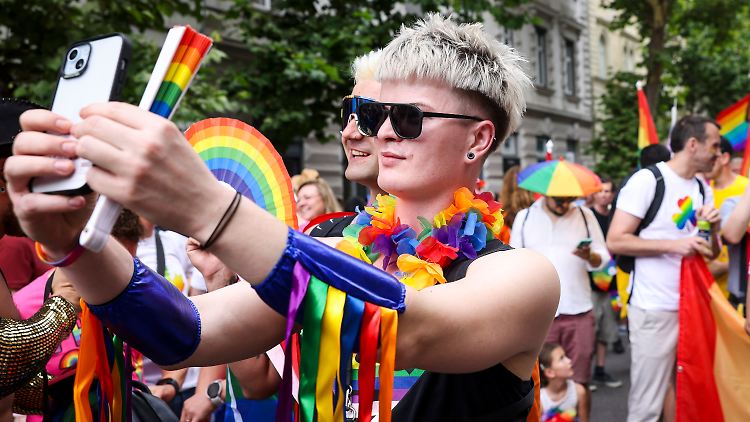 Bilder wie diese von der letztjährigen "Budapest Pride" erträgt Ungarn Regierungschef Orbán nicht.