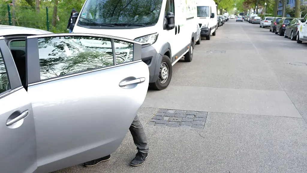 Wer-seine-Tuer-zur-Strasse-hin-oeffnet-muss-aufpassen-dass-er-dabei-niemanden-gefaehrdet